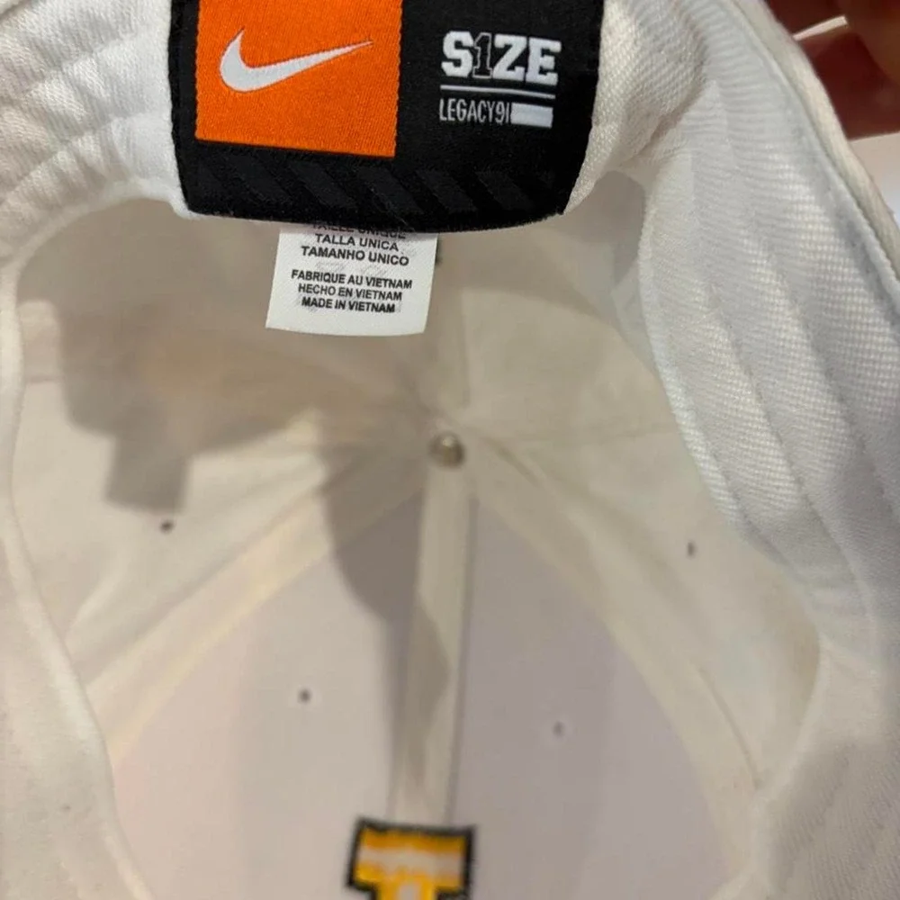 'Nike vintage fall 2010 white University of Iowa Hawkeyes cap